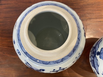 Een paar Chinese blauw-witte potten met decor van antiquiteiten, Kangxi