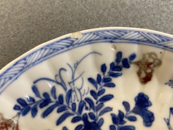 Een Chinese blauw-witte en koperrode kop en schotel, Kangxi