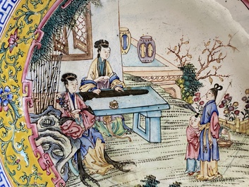 Een Chinees 'san niang jiao zi' bord in Canton email, Shang Xin 賞心 merk, Qianlong