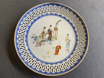 Assiette au bord ajour&eacute; en porcelaine de Chine famille rose &agrave; d&eacute;cor 'san niang jiao zi', Qianlong