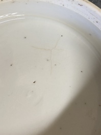 Een Chinese blauw-witte dekselpot met decor van antiquiteiten, Kangxi