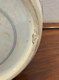 Een Chinese blauw-witte dekselpot met decor van antiquiteiten, Kangxi