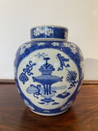 Een Chinese blauw-witte dekselpot met decor van antiquiteiten, Kangxi