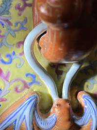 Een Chinese famille rose 'hu' vaas met decor van de 'acht onsterfelijken', Qianlong merk, Republiek