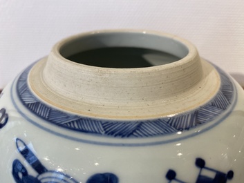 Een paar Chinese blauw-witte potten met decor van antiquiteiten, Kangxi