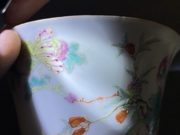 Twee Chinese famille rose kommen met erotisch decor, Kangxi merk, 19e eeuw