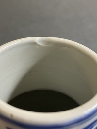 Een Chinees blauw-wit kaststel van vier vazen met dames en kinderen, Kangxi merk, 19e eeuw