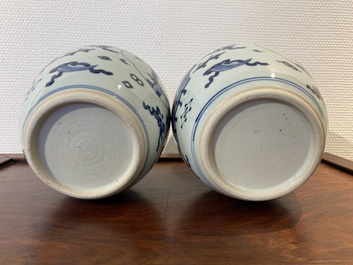 Een paar Chinese blauw-witte potten met decor van antiquiteiten, Kangxi
