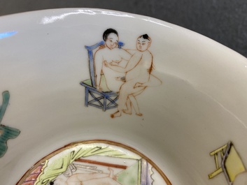 Twee Chinese famille rose kommen met erotisch decor, Kangxi merk, 19e eeuw