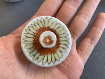 Een paar Chinese famille verte lijmpotten met deksels, Kangxi