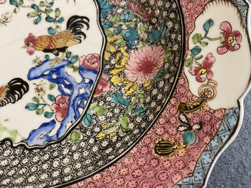 Assiette en porcelaine de Chine famille rose &agrave; d&eacute;cor de coqs, Yongzheng