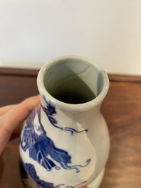 Een Chinese blauw-witte kalebasvaas, 19e eeuw