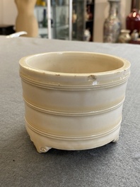 Een Chinese Dehua blanc de Chine driepotige wierookbrander, Kangxi