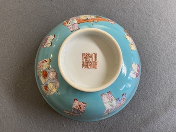 Bol en porcelaine de Chine famille rose &agrave; d&eacute;cor de gar&ccedil;ons sur fond turquoise, marque de Qianlong, 20&egrave;me