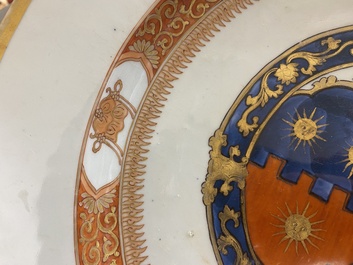 Een Chinese wapenschotel met blauw-wit, verguld en ijzerrood decor, Qianlong