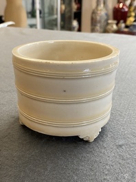 Een Chinese Dehua blanc de Chine driepotige wierookbrander, Kangxi