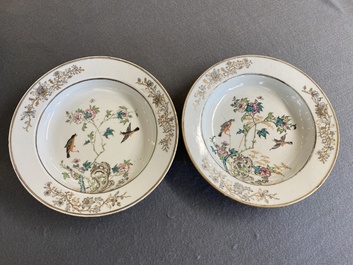 Een paar Chinese famille rose schotels met eksters bij pioenbloesems, Yongzheng/Qianlong