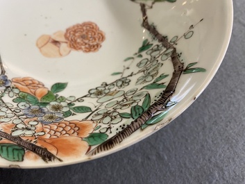 Een Chinese famille verte kom met twee eksters bij prunusbloesems, Kangxi