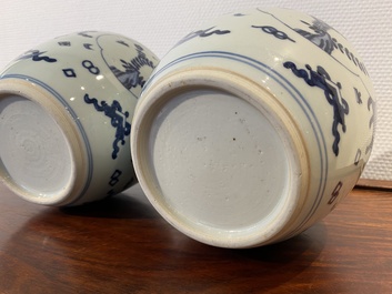 Een paar Chinese blauw-witte potten met decor van antiquiteiten, Kangxi