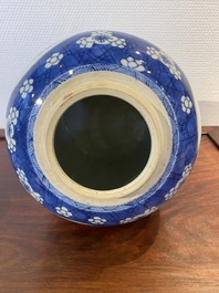 Een Chinese blauw-witte dekselpot met decor van antiquiteiten, Kangxi