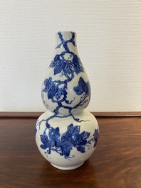 Een Chinese blauw-witte kalebasvaas, 19e eeuw