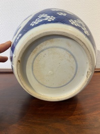 Een Chinese blauw-witte dekselpot met decor van antiquiteiten, Kangxi