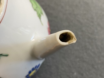 Een Chinese famille rose theepot en deksel met pioenen, Yongzheng