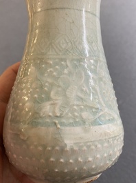 Een Chinese peervormige qingbai vaas, Song/Jin