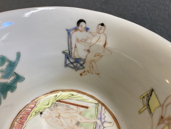 Twee Chinese famille rose kommen met erotisch decor, Kangxi merk, 19e eeuw