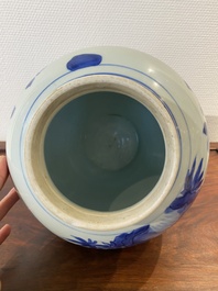 Een Chinese blauw-witte dekselvaas met vogels bij bloesemtakken, Transitie periode