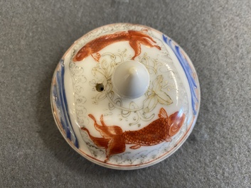 Een Chinese ijzerrode en grisaille theepot met karpers en kraanvogels, Yongzheng