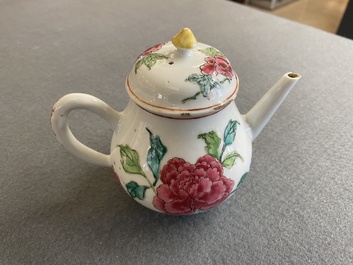 Een Chinese famille rose theepot en deksel met pioenen, Yongzheng