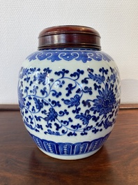 Een Chinese blauw-witte pot met lotusslingers, Qianlong