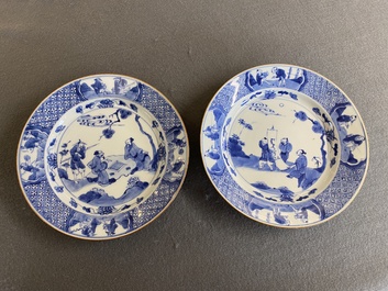 Een paar Chinese blauw-witte borden met geleerden, Kangxi