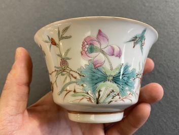 Twee Chinese famille rose kommen met erotisch decor, Kangxi merk, 19e eeuw
