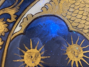 Een Chinese wapenschotel met blauw-wit, verguld en ijzerrood decor, Qianlong