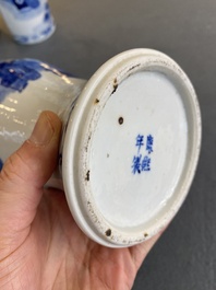 Een Chinees blauw-wit kaststel van vier vazen met dames en kinderen, Kangxi merk, 19e eeuw