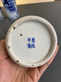 Een Chinees blauw-wit kaststel van vier vazen met dames en kinderen, Kangxi merk, 19e eeuw