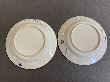 Een paar Chinese blauw-witte borden met geleerden, Kangxi