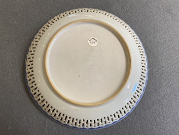Assiette au bord ajour&eacute; en porcelaine de Chine famille rose &agrave; d&eacute;cor 'san niang jiao zi', Qianlong