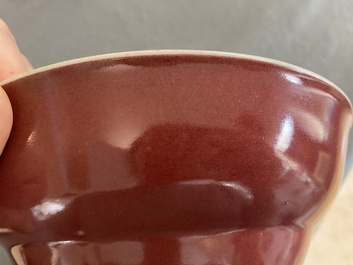 Een Chinese monochrome leverrode kom, Qianlong merk en periode