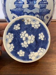 Een Chinese blauw-witte dekselpot met decor van antiquiteiten, Kangxi