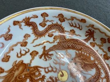 Een Chinees ijzerrood en verguld 'draken' bord, Xuantong merk en wellicht periode