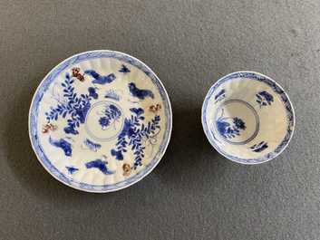 Een Chinese blauw-witte en koperrode kop en schotel, Kangxi