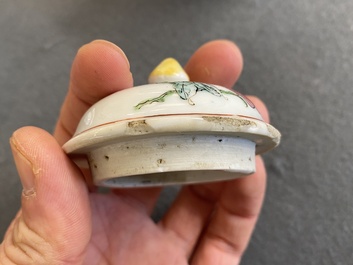 Een Chinese famille rose theepot en deksel met pioenen, Yongzheng
