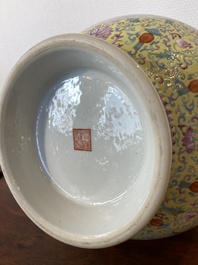 Een Chinese famille rose 'hu' vaas met decor van de 'acht onsterfelijken', Qianlong merk, Republiek