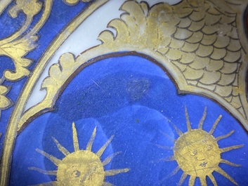 Een Chinese wapenschotel met blauw-wit, verguld en ijzerrood decor, Qianlong