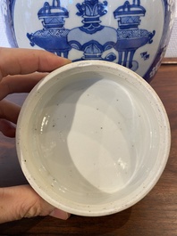 Een Chinese blauw-witte dekselpot met decor van antiquiteiten, Kangxi