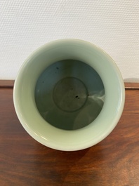 Een Chinese celadon 'hu' vaas, Qianlong merk, 19/20e eeuw