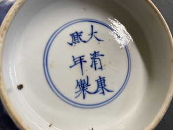 Een Chinese blauw-witte 'klapmuts' kom, Kangxi merk en periode